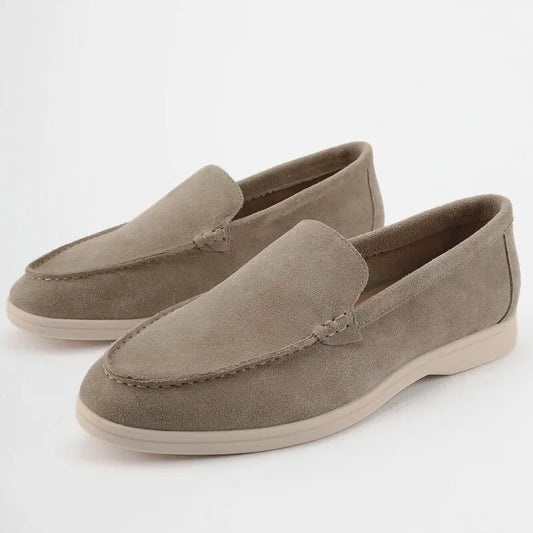 紳士靴, メンズシューズ, スエードシューズ, カウスエード, ローファー, スリップオン, カジュアルシューズ, 高級靴, プレミアムシューズ, ビジネスシューズ, 軽量靴, 快適シューズ, 春秋靴, ラバーソール, スタイリッシュシューズ, 耐久性, 伝統的デザイン, 手作り靴, 洗練された靴, 上質素材, ファッションシューズ, ヨーロピアンスタイル, エレガントシューズ, ベージュソール, ホワイトソール, サイズ豊富, クラシックデザイン, ステッチング製法, ソフトレザー, 日本サイズ, 24.5cm-28.5cm,
Gentlemen’s shoes, men’s shoes, suede shoes, cow suede, loafers, slip-on, casual shoes, luxury shoes, premium shoes, business shoes, lightweight shoes, comfortable shoes, spring/fall shoes, rubber sole, stylish shoes, durable, traditional desi