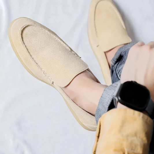 スエードローファー,メンズローファー,紳士靴,カジュアルシューズ,ビジネスカジュアル,クラシックスタイル,通気性靴,滑り止めソール,快適な靴,軽量ローファー,ソフトインソール,定番スタイル,スリップオン,歩きやすい靴,高品質スエード,ドライビングシューズ,普段使い靴,ファッション靴,秋冬靴,プレミアムローファー,日本サイズ対応,ヨーロッパスタイル,上品な靴,老舗風デザイン,限定アイテム,ベージュシューズ,ブラウンシューズ,ブラックローファー,男性向け靴,アシュフォード,
suede loafers,men's loafers,casual shoes,classic shoes,comfortable loafers,breathable shoes,lightweight footwear,driving shoes,slip-on shoes,soft suede,men's fashion,elegant shoes,old money style,business casual shoes,versatile loafers,premium shoes,suede footwear,spring s