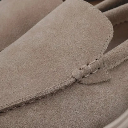 紳士靴, メンズシューズ, スエードシューズ, カウスエード, ローファー, スリップオン, カジュアルシューズ, 高級靴, プレミアムシューズ, ビジネスシューズ, 軽量靴, 快適シューズ, 春秋靴, ラバーソール, スタイリッシュシューズ, 耐久性, 伝統的デザイン, 手作り靴, 洗練された靴, 上質素材, ファッションシューズ, ヨーロピアンスタイル, エレガントシューズ, ベージュソール, ホワイトソール, サイズ豊富, クラシックデザイン, ステッチング製法, ソフトレザー, 日本サイズ, 24.5cm-28.5cm,

Gentlemen’s shoes, men’s shoes, suede shoes, cow suede, loafers, slip-on, casual shoes, luxury shoes, premium shoes, business shoes, lightweight shoes, comfortable shoes, spring/fall shoes, rubber sole, stylish shoes, durable, traditional desi