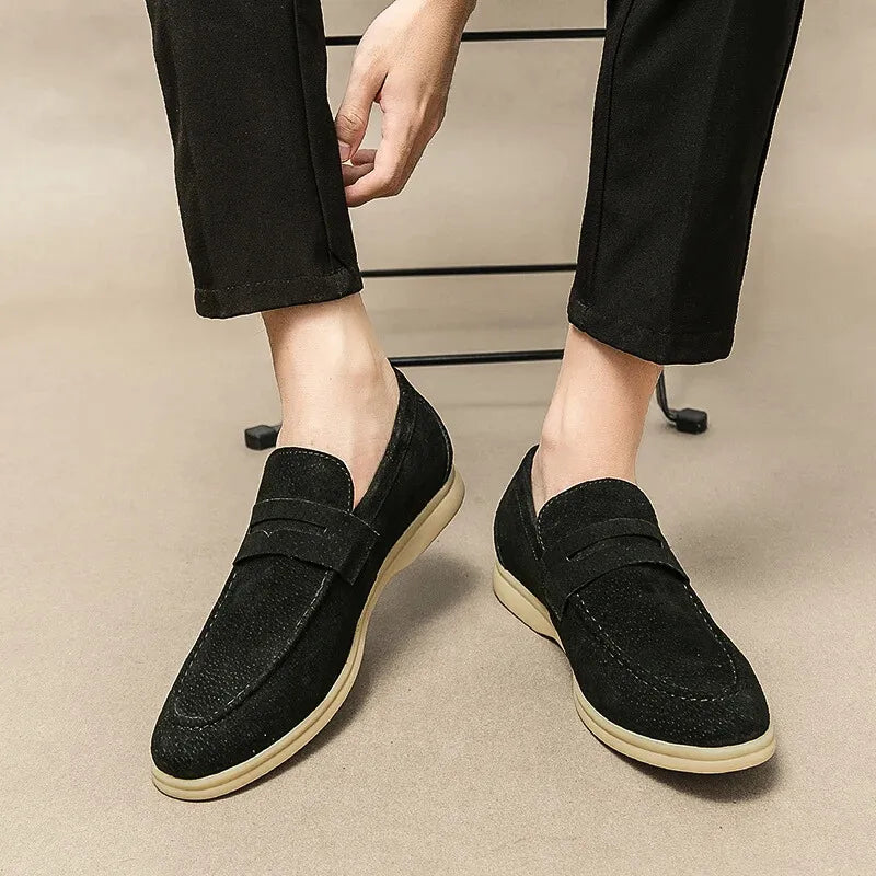 紳士靴, men's shoes, ローファー, loafers, スエードシューズ, suede shoes, スリップオン, slip-on, カジュアルシューズ, casual shoes, ビジネスシューズ, business shoes, 高品質, high quality, 牛革, cow suede, プレミアムシューズ, premium shoes, 春秋用, spring autumn, 軽量シューズ, lightweight shoes, 通気性, breathable, 快適, comfortable, 耐久性, durable, 上品, elegant, 欧州伝統, European tradition, 手作業, handcrafted, 職人技, craftsmanship, ビンテージスタイル, vintage style, シンプルデザイン, simple design, 紳士ファッション, men's fashion, 洗練された, refined, フォーマル, formal, 普段使い, everyday use, 限定生産, limited edition, ブランドシ