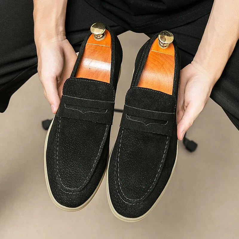 紳士靴, men's shoes, ローファー, loafers, スエードシューズ, suede shoes, スリップオン, slip-on, カジュアルシューズ, casual shoes, ビジネスシューズ, business shoes, 高品質, high quality, 牛革, cow suede, プレミアムシューズ, premium shoes, 春秋用, spring autumn, 軽量シューズ, lightweight shoes, 通気性, breathable, 快適, comfortable, 耐久性, durable, 上品, elegant, 欧州伝統, European tradition, 手作業, handcrafted, 職人技, craftsmanship, ビンテージスタイル, vintage style, シンプルデザイン, simple design, 紳士ファッション, men's fashion, 洗練された, refined, フォーマル, formal, 普段使い, everyday use, 限定生産, limited edition, ブランドシ