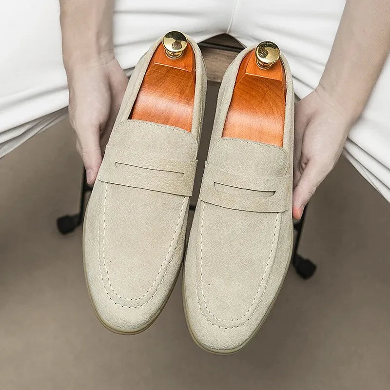 紳士靴, men's shoes, ローファー, loafers, スエードシューズ, suede shoes, スリップオン, slip-on, カジュアルシューズ, casual shoes, ビジネスシューズ, business shoes, 高品質, high quality, 牛革, cow suede, プレミアムシューズ, premium shoes, 春秋用, spring autumn, 軽量シューズ, lightweight shoes, 通気性, breathable, 快適, comfortable, 耐久性, durable, 上品, elegant, 欧州伝統, European tradition, 手作業, handcrafted, 職人技, craftsmanship, ビンテージスタイル, vintage style, シンプルデザイン, simple design, 紳士ファッション, men's fashion, 洗練された, refined, フォーマル, formal, 普段使い, everyday use, 限定生産, limited edition, ブランドシ