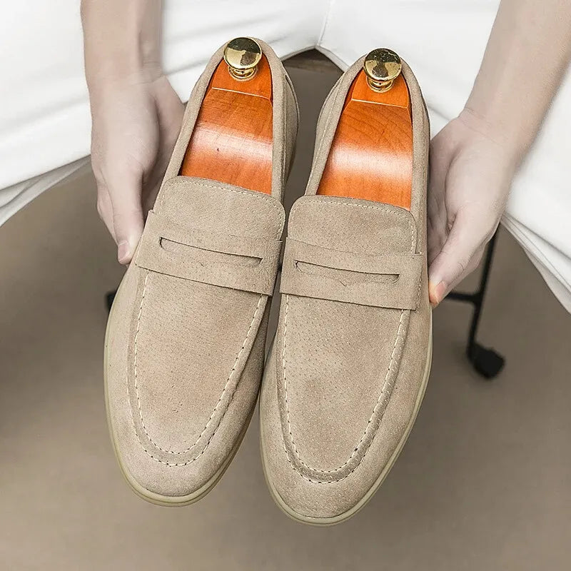 紳士靴, men's shoes, ローファー, loafers, スエードシューズ, suede shoes, スリップオン, slip-on, カジュアルシューズ, casual shoes, ビジネスシューズ, business shoes, 高品質, high quality, 牛革, cow suede, プレミアムシューズ, premium shoes, 春秋用, spring autumn, 軽量シューズ, lightweight shoes, 通気性, breathable, 快適, comfortable, 耐久性, durable, 上品, elegant, 欧州伝統, European tradition, 手作業, handcrafted, 職人技, craftsmanship, ビンテージスタイル, vintage style, シンプルデザイン, simple design, 紳士ファッション, men's fashion, 洗練された, refined, フォーマル, formal, 普段使い, everyday use, 限定生産, limited edition, ブランドシ