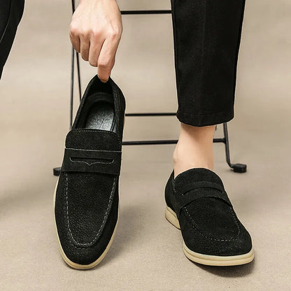 紳士靴, men's shoes, ローファー, loafers, スエードシューズ, suede shoes, スリップオン, slip-on, カジュアルシューズ, casual shoes, ビジネスシューズ, business shoes, 高品質, high quality, 牛革, cow suede, プレミアムシューズ, premium shoes, 春秋用, spring autumn, 軽量シューズ, lightweight shoes, 通気性, breathable, 快適, comfortable, 耐久性, durable, 上品, elegant, 欧州伝統, European tradition, 手作業, handcrafted, 職人技, craftsmanship, ビンテージスタイル, vintage style, シンプルデザイン, simple design, 紳士ファッション, men's fashion, 洗練された, refined, フォーマル, formal, 普段使い, everyday use, 限定生産, limited edition, ブランドシ