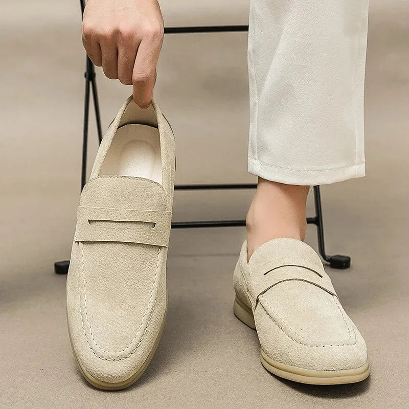 紳士靴, men's shoes, ローファー, loafers, スエードシューズ, suede shoes, スリップオン, slip-on, カジュアルシューズ, casual shoes, ビジネスシューズ, business shoes, 高品質, high quality, 牛革, cow suede, プレミアムシューズ, premium shoes, 春秋用, spring autumn, 軽量シューズ, lightweight shoes, 通気性, breathable, 快適, comfortable, 耐久性, durable, 上品, elegant, 欧州伝統, European tradition, 手作業, handcrafted, 職人技, craftsmanship, ビンテージスタイル, vintage style, シンプルデザイン, simple design, 紳士ファッション, men's fashion, 洗練された, refined, フォーマル, formal, 普段使い, everyday use, 限定生産, limited edition, ブランドシ