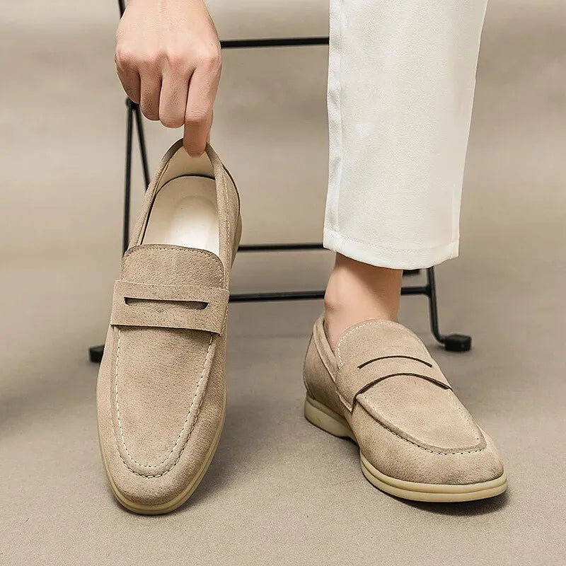 紳士靴, men's shoes, ローファー, loafers, スエードシューズ, suede shoes, スリップオン, slip-on, カジュアルシューズ, casual shoes, ビジネスシューズ, business shoes, 高品質, high quality, 牛革, cow suede, プレミアムシューズ, premium shoes, 春秋用, spring autumn, 軽量シューズ, lightweight shoes, 通気性, breathable, 快適, comfortable, 耐久性, durable, 上品, elegant, 欧州伝統, European tradition, 手作業, handcrafted, 職人技, craftsmanship, ビンテージスタイル, vintage style, シンプルデザイン, simple design, 紳士ファッション, men's fashion, 洗練された, refined, フォーマル, formal, 普段使い, everyday use, 限定生産, limited edition, ブランドシ