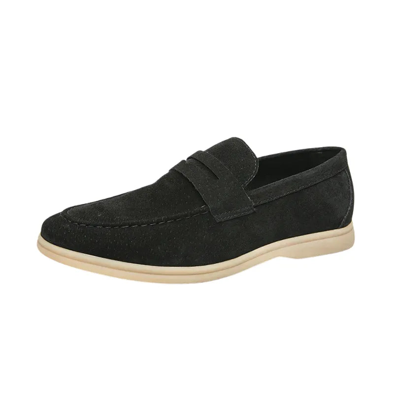 紳士靴, men's shoes, ローファー, loafers, スエードシューズ, suede shoes, スリップオン, slip-on, カジュアルシューズ, casual shoes, ビジネスシューズ, business shoes, 高品質, high quality, 牛革, cow suede, プレミアムシューズ, premium shoes, 春秋用, spring autumn, 軽量シューズ, lightweight shoes, 通気性, breathable, 快適, comfortable, 耐久性, durable, 上品, elegant, 欧州伝統, European tradition, 手作業, handcrafted, 職人技, craftsmanship, ビンテージスタイル, vintage style, シンプルデザイン, simple design, 紳士ファッション, men's fashion, 洗練された, refined, フォーマル, formal, 普段使い, everyday use, 限定生産, limited edition, ブランドシ