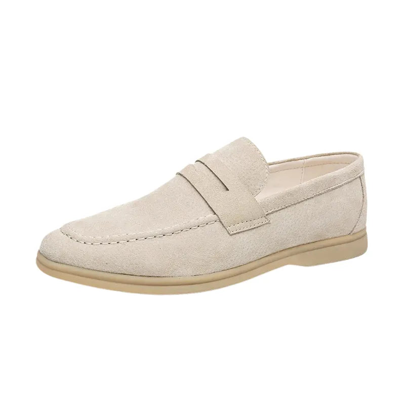 紳士靴, men's shoes, ローファー, loafers, スエードシューズ, suede shoes, スリップオン, slip-on, カジュアルシューズ, casual shoes, ビジネスシューズ, business shoes, 高品質, high quality, 牛革, cow suede, プレミアムシューズ, premium shoes, 春秋用, spring autumn, 軽量シューズ, lightweight shoes, 通気性, breathable, 快適, comfortable, 耐久性, durable, 上品, elegant, 欧州伝統, European tradition, 手作業, handcrafted, 職人技, craftsmanship, ビンテージスタイル, vintage style, シンプルデザイン, simple design, 紳士ファッション, men's fashion, 洗練された, refined, フォーマル, formal, 普段使い, everyday use, 限定生産, limited edition, ブランドシ