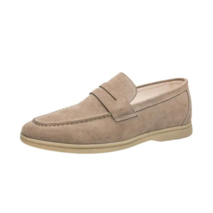 紳士靴, men's shoes, ローファー, loafers, スエードシューズ, suede shoes, スリップオン, slip-on, カジュアルシューズ, casual shoes, ビジネスシューズ, business shoes, 高品質, high quality, 牛革, cow suede, プレミアムシューズ, premium shoes, 春秋用, spring autumn, 軽量シューズ, lightweight shoes, 通気性, breathable, 快適, comfortable, 耐久性, durable, 上品, elegant, 欧州伝統, European tradition, 手作業, handcrafted, 職人技, craftsmanship, ビンテージスタイル, vintage style, シンプルデザイン, simple design, 紳士ファッション, men's fashion, 洗練された, refined, フォーマル, formal, 普段使い, everyday use, 限定生産, limited edition, ブランドシ