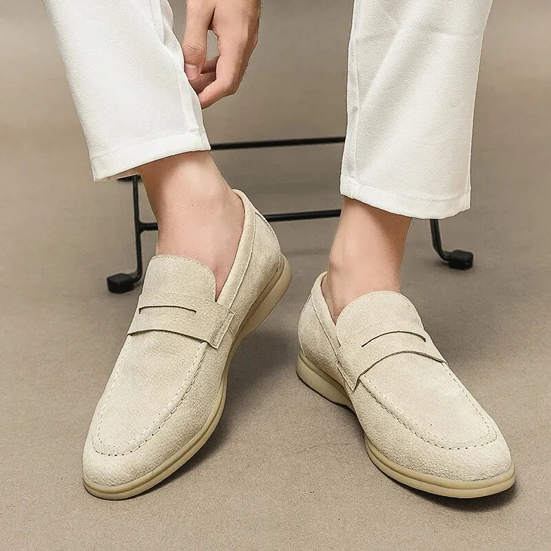 紳士靴, men's shoes, ローファー, loafers, スエードシューズ, suede shoes, スリップオン, slip-on, カジュアルシューズ, casual shoes, ビジネスシューズ, business shoes, 高品質, high quality, 牛革, cow suede, プレミアムシューズ, premium shoes, 春秋用, spring autumn, 軽量シューズ, lightweight shoes, 通気性, breathable, 快適, comfortable, 耐久性, durable, 上品, elegant, 欧州伝統, European tradition, 手作業, handcrafted, 職人技, craftsmanship, ビンテージスタイル, vintage style, シンプルデザイン, simple design, 紳士ファッション, men's fashion, 洗練された, refined, フォーマル, formal, 普段使い, everyday use, 限定生産, limited edition, ブランドシ