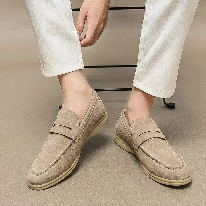 紳士靴, men's shoes, ローファー, loafers, スエードシューズ, suede shoes, スリップオン, slip-on, カジュアルシューズ, casual shoes, ビジネスシューズ, business shoes, 高品質, high quality, 牛革, cow suede, プレミアムシューズ, premium shoes, 春秋用, spring autumn, 軽量シューズ, lightweight shoes, 通気性, breathable, 快適, comfortable, 耐久性, durable, 上品, elegant, 欧州伝統, European tradition, 手作業, handcrafted, 職人技, craftsmanship, ビンテージスタイル, vintage style, シンプルデザイン, simple design, 紳士ファッション, men's fashion, 洗練された, refined, フォーマル, formal, 普段使い, everyday use, 限定生産, limited edition, ブランドシ