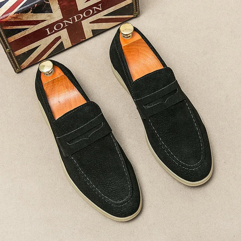 紳士靴, men's shoes, ローファー, loafers, スエードシューズ, suede shoes, スリップオン, slip-on, カジュアルシューズ, casual shoes, ビジネスシューズ, business shoes, 高品質, high quality, 牛革, cow suede, プレミアムシューズ, premium shoes, 春秋用, spring autumn, 軽量シューズ, lightweight shoes, 通気性, breathable, 快適, comfortable, 耐久性, durable, 上品, elegant, 欧州伝統, European tradition, 手作業, handcrafted, 職人技, craftsmanship, ビンテージスタイル, vintage style, シンプルデザイン, simple design, 紳士ファッション, men's fashion, 洗練された, refined, フォーマル, formal, 普段使い, everyday use, 限定生産, limited edition, ブランドシ