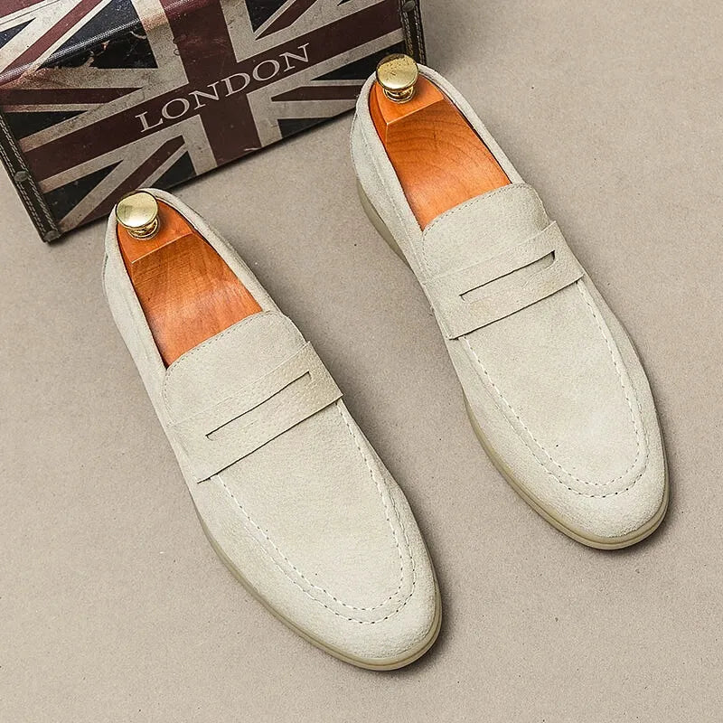 紳士靴, men's shoes, ローファー, loafers, スエードシューズ, suede shoes, スリップオン, slip-on, カジュアルシューズ, casual shoes, ビジネスシューズ, business shoes, 高品質, high quality, 牛革, cow suede, プレミアムシューズ, premium shoes, 春秋用, spring autumn, 軽量シューズ, lightweight shoes, 通気性, breathable, 快適, comfortable, 耐久性, durable, 上品, elegant, 欧州伝統, European tradition, 手作業, handcrafted, 職人技, craftsmanship, ビンテージスタイル, vintage style, シンプルデザイン, simple design, 紳士ファッション, men's fashion, 洗練された, refined, フォーマル, formal, 普段使い, everyday use, 限定生産, limited edition, ブランドシ