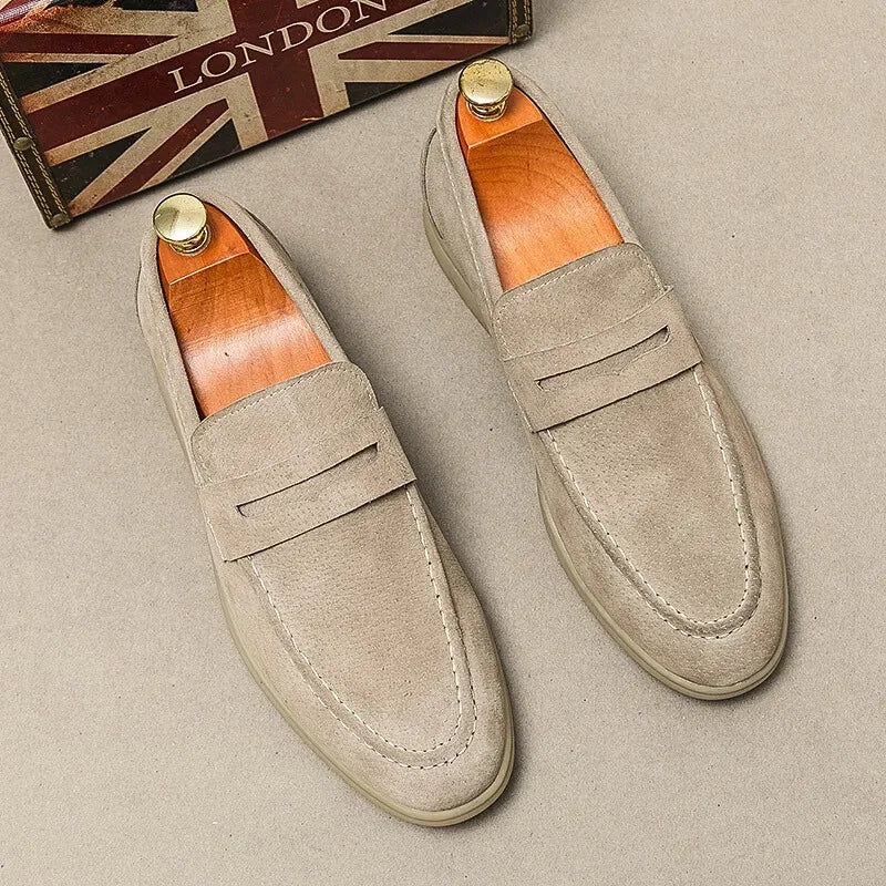紳士靴, men's shoes, ローファー, loafers, スエードシューズ, suede shoes, スリップオン, slip-on, カジュアルシューズ, casual shoes, ビジネスシューズ, business shoes, 高品質, high quality, 牛革, cow suede, プレミアムシューズ, premium shoes, 春秋用, spring autumn, 軽量シューズ, lightweight shoes, 通気性, breathable, 快適, comfortable, 耐久性, durable, 上品, elegant, 欧州伝統, European tradition, 手作業, handcrafted, 職人技, craftsmanship, ビンテージスタイル, vintage style, シンプルデザイン, simple design, 紳士ファッション, men's fashion, 洗練された, refined, フォーマル, formal, 普段使い, everyday use, 限定生産, limited edition, ブランドシ