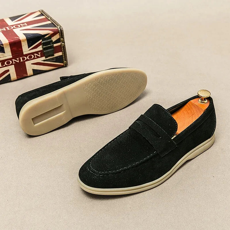 紳士靴, men's shoes, ローファー, loafers, スエードシューズ, suede shoes, スリップオン, slip-on, カジュアルシューズ, casual shoes, ビジネスシューズ, business shoes, 高品質, high quality, 牛革, cow suede, プレミアムシューズ, premium shoes, 春秋用, spring autumn, 軽量シューズ, lightweight shoes, 通気性, breathable, 快適, comfortable, 耐久性, durable, 上品, elegant, 欧州伝統, European tradition, 手作業, handcrafted, 職人技, craftsmanship, ビンテージスタイル, vintage style, シンプルデザイン, simple design, 紳士ファッション, men's fashion, 洗練された, refined, フォーマル, formal, 普段使い, everyday use, 限定生産, limited edition, ブランドシ