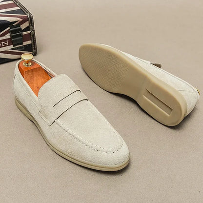 紳士靴, men's shoes, ローファー, loafers, スエードシューズ, suede shoes, スリップオン, slip-on, カジュアルシューズ, casual shoes, ビジネスシューズ, business shoes, 高品質, high quality, 牛革, cow suede, プレミアムシューズ, premium shoes, 春秋用, spring autumn, 軽量シューズ, lightweight shoes, 通気性, breathable, 快適, comfortable, 耐久性, durable, 上品, elegant, 欧州伝統, European tradition, 手作業, handcrafted, 職人技, craftsmanship, ビンテージスタイル, vintage style, シンプルデザイン, simple design, 紳士ファッション, men's fashion, 洗練された, refined, フォーマル, formal, 普段使い, everyday use, 限定生産, limited edition, ブランドシ