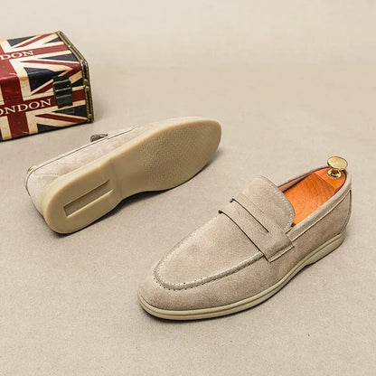 紳士靴, men's shoes, ローファー, loafers, スエードシューズ, suede shoes, スリップオン, slip-on, カジュアルシューズ, casual shoes, ビジネスシューズ, business shoes, 高品質, high quality, 牛革, cow suede, プレミアムシューズ, premium shoes, 春秋用, spring autumn, 軽量シューズ, lightweight shoes, 通気性, breathable, 快適, comfortable, 耐久性, durable, 上品, elegant, 欧州伝統, European tradition, 手作業, handcrafted, 職人技, craftsmanship, ビンテージスタイル, vintage style, シンプルデザイン, simple design, 紳士ファッション, men's fashion, 洗練された, refined, フォーマル, formal, 普段使い, everyday use, 限定生産, limited edition, ブランドシ
