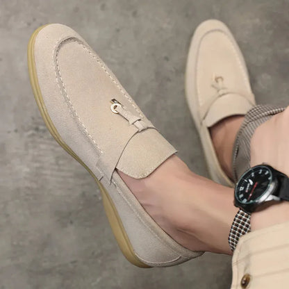 ローファー, スリッポン, タッセルローファー, メンズシューズ, 紳士靴, カジュアル靴, 本革, スエード, 牛革スエード, 高級靴, 通気性, 快適, 洗練デザイン, 英国スタイル, ヨーロッパ製風, 静音ソール, 春秋靴, フォーマル対応, クラシックローファー, タッセル付き, プレミアム素材, 上質, 滑りにくい, 日本サイズ対応, 定番アイテム, セミフォーマル, 落ち着いた色味, おしゃれ靴, 高評価, 顧客満足度98%,
loafers, slip-on shoes, tassel loafers, men’s shoes, gentleman shoes, casual footwear, genuine leather, suede, cow suede, premium shoes, breathable, comfortable, refined design, British style, European look, silent sole, spring shoes, autumn shoes, formal-ready, classic loafer, with tassel