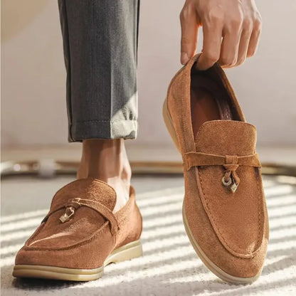 ローファー, スリッポン, タッセルローファー, メンズシューズ, 紳士靴, カジュアル靴, 本革, スエード, 牛革スエード, 高級靴, 通気性, 快適, 洗練デザイン, 英国スタイル, ヨーロッパ製風, 静音ソール, 春秋靴, フォーマル対応, クラシックローファー, タッセル付き, プレミアム素材, 上質, 滑りにくい, 日本サイズ対応, 定番アイテム, セミフォーマル, 落ち着いた色味, おしゃれ靴, 高評価, 顧客満足度98%,
loafers, slip-on shoes, tassel loafers, men’s shoes, gentleman shoes, casual footwear, genuine leather, suede, cow suede, premium shoes, breathable, comfortable, refined design, British style, European look, silent sole, spring shoes, autumn shoes, formal-ready, classic loafer, with tassel