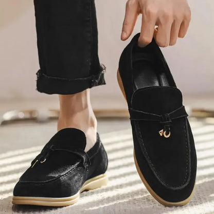 ローファー, スリッポン, タッセルローファー, メンズシューズ, 紳士靴, カジュアル靴, 本革, スエード, 牛革スエード, 高級靴, 通気性, 快適, 洗練デザイン, 英国スタイル, ヨーロッパ製風, 静音ソール, 春秋靴, フォーマル対応, クラシックローファー, タッセル付き, プレミアム素材, 上質, 滑りにくい, 日本サイズ対応, 定番アイテム, セミフォーマル, 落ち着いた色味, おしゃれ靴, 高評価, 顧客満足度98%,
loafers, slip-on shoes, tassel loafers, men’s shoes, gentleman shoes, casual footwear, genuine leather, suede, cow suede, premium shoes, breathable, comfortable, refined design, British style, European look, silent sole, spring shoes, autumn shoes, formal-ready, classic loafer, with tassel