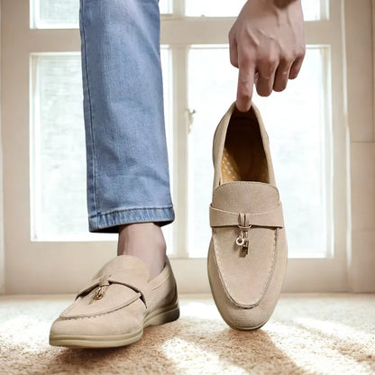 ローファー, スリッポン, タッセルローファー, メンズシューズ, 紳士靴, カジュアル靴, 本革, スエード, 牛革スエード, 高級靴, 通気性, 快適, 洗練デザイン, 英国スタイル, ヨーロッパ製風, 静音ソール, 春秋靴, フォーマル対応, クラシックローファー, タッセル付き, プレミアム素材, 上質, 滑りにくい, 日本サイズ対応, 定番アイテム, セミフォーマル, 落ち着いた色味, おしゃれ靴, 高評価, 顧客満足度98%,
loafers, slip-on shoes, tassel loafers, men’s shoes, gentleman shoes, casual footwear, genuine leather, suede, cow suede, premium shoes, breathable, comfortable, refined design, British style, European look, silent sole, spring shoes, autumn shoes, formal-ready, classic loafer, with tassel