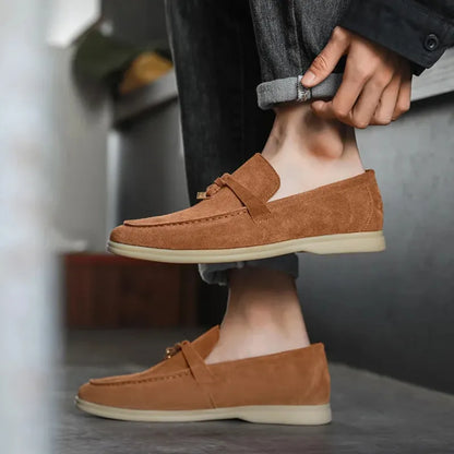 ローファー, スリッポン, タッセルローファー, メンズシューズ, 紳士靴, カジュアル靴, 本革, スエード, 牛革スエード, 高級靴, 通気性, 快適, 洗練デザイン, 英国スタイル, ヨーロッパ製風, 静音ソール, 春秋靴, フォーマル対応, クラシックローファー, タッセル付き, プレミアム素材, 上質, 滑りにくい, 日本サイズ対応, 定番アイテム, セミフォーマル, 落ち着いた色味, おしゃれ靴, 高評価, 顧客満足度98%,
loafers, slip-on shoes, tassel loafers, men’s shoes, gentleman shoes, casual footwear, genuine leather, suede, cow suede, premium shoes, breathable, comfortable, refined design, British style, European look, silent sole, spring shoes, autumn shoes, formal-ready, classic loafer, with tassel
