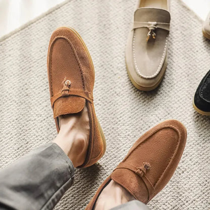 ローファー, スリッポン, タッセルローファー, メンズシューズ, 紳士靴, カジュアル靴, 本革, スエード, 牛革スエード, 高級靴, 通気性, 快適, 洗練デザイン, 英国スタイル, ヨーロッパ製風, 静音ソール, 春秋靴, フォーマル対応, クラシックローファー, タッセル付き, プレミアム素材, 上質, 滑りにくい, 日本サイズ対応, 定番アイテム, セミフォーマル, 落ち着いた色味, おしゃれ靴, 高評価, 顧客満足度98%,
loafers, slip-on shoes, tassel loafers, men’s shoes, gentleman shoes, casual footwear, genuine leather, suede, cow suede, premium shoes, breathable, comfortable, refined design, British style, European look, silent sole, spring shoes, autumn shoes, formal-ready, classic loafer, with tassel