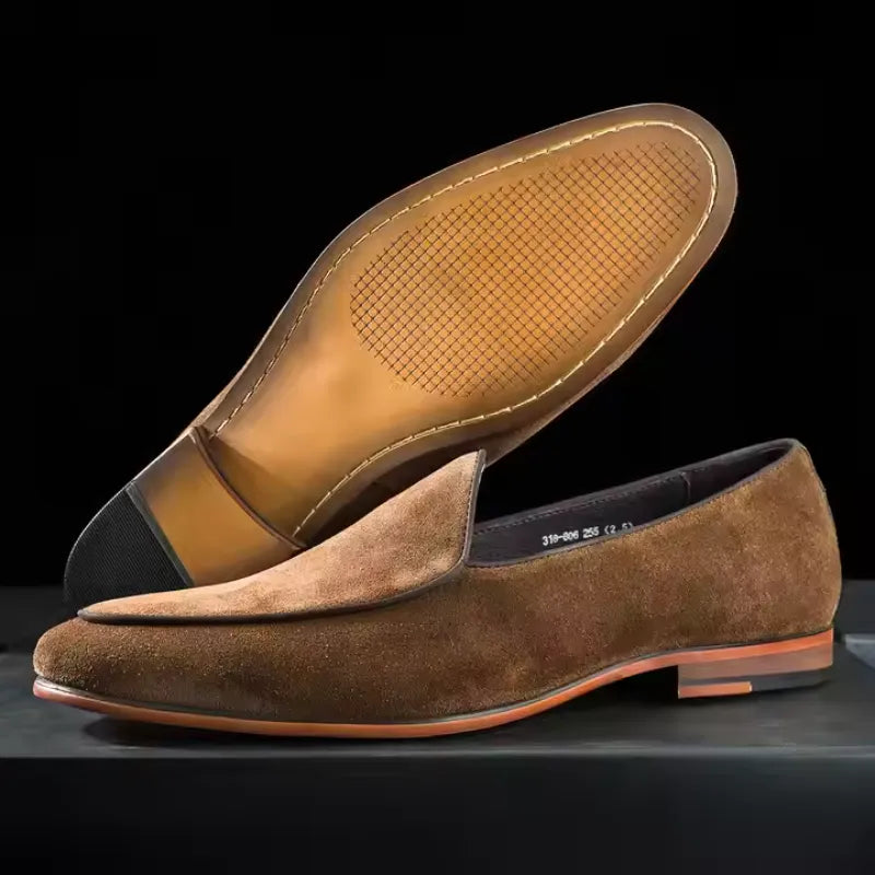 スエード, suede, ローファー, loafers, メンズ, men, 高級, premium, 本革, genuine leather, 手作り, handmade, 限定, limited edition, 春秋, spring/autumn, ビジネス, business, カジュアル, casual, エレガント, elegant, 上品, sophisticated, コンフォート, comfort, ドレスシューズ, dress shoes, 英国風, English style, クラシック, classic, 伝統, tradition, プレミアムブランド, premium brand, アシュフォード, Ashford&Co., サヴォイ, Savoy, イングランド, England, 革靴, leather shoes, スリッポン, slip-on, フォーマル, formal, 通気性, breathable, 耐久性, durable, グリップ, grip, ソフトインソール, soft insole, ハンドステッチ, handstitched, ラバーソール, rub