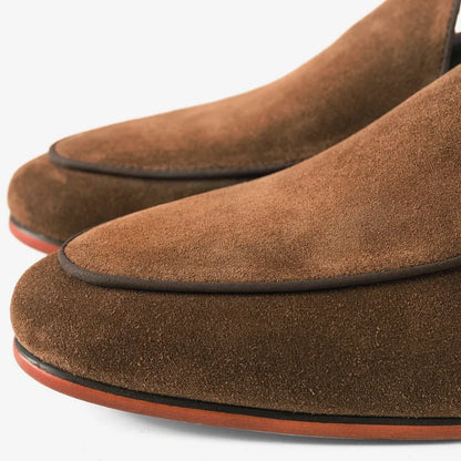 スエード, suede, ローファー, loafers, メンズ, men, 高級, premium, 本革, genuine leather, 手作り, handmade, 限定, limited edition, 春秋, spring/autumn, ビジネス, business, カジュアル, casual, エレガント, elegant, 上品, sophisticated, コンフォート, comfort, ドレスシューズ, dress shoes, 英国風, English style, クラシック, classic, 伝統, tradition, プレミアムブランド, premium brand, アシュフォード, Ashford&Co., サヴォイ, Savoy, イングランド, England, 革靴, leather shoes, スリッポン, slip-on, フォーマル, formal, 通気性, breathable, 耐久性, durable, グリップ, grip, ソフトインソール, soft insole, ハンドステッチ, handstitched, ラバーソール, rub