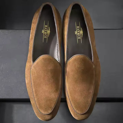スエード, suede, ローファー, loafers, メンズ, men, 高級, premium, 本革, genuine leather, 手作り, handmade, 限定, limited edition, 春秋, spring/autumn, ビジネス, business, カジュアル, casual, エレガント, elegant, 上品, sophisticated, コンフォート, comfort, ドレスシューズ, dress shoes, 英国風, English style, クラシック, classic, 伝統, tradition, プレミアムブランド, premium brand, アシュフォード, Ashford&Co., サヴォイ, Savoy, イングランド, England, 革靴, leather shoes, スリッポン, slip-on, フォーマル, formal, 通気性, breathable, 耐久性, durable, グリップ, grip, ソフトインソール, soft insole, ハンドステッチ, handstitched, ラバーソール, rub
