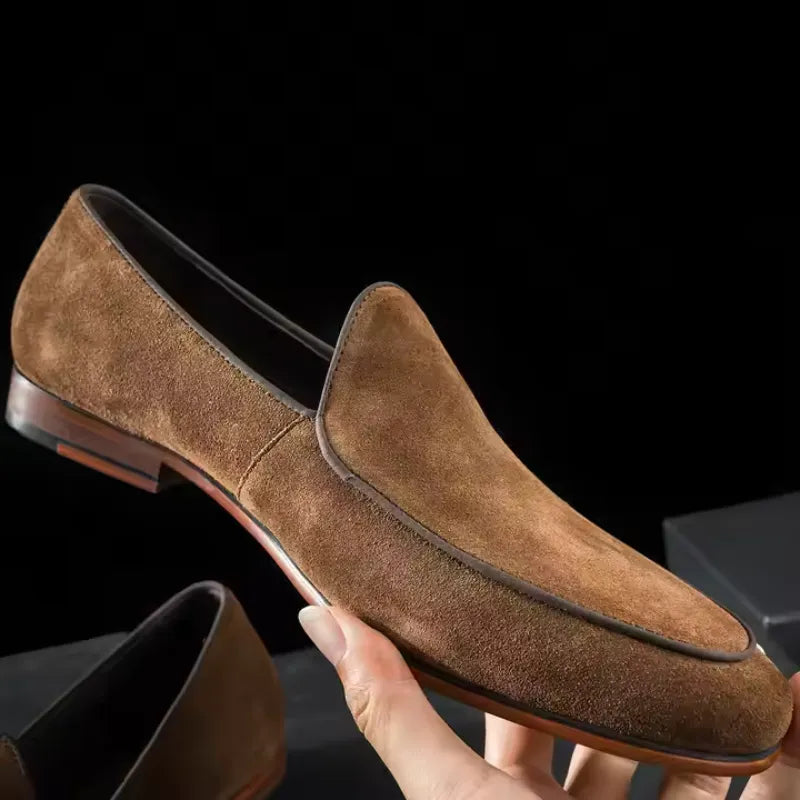 スエード, suede, ローファー, loafers, メンズ, men, 高級, premium, 本革, genuine leather, 手作り, handmade, 限定, limited edition, 春秋, spring/autumn, ビジネス, business, カジュアル, casual, エレガント, elegant, 上品, sophisticated, コンフォート, comfort, ドレスシューズ, dress shoes, 英国風, English style, クラシック, classic, 伝統, tradition, プレミアムブランド, premium brand, アシュフォード, Ashford&Co., サヴォイ, Savoy, イングランド, England, 革靴, leather shoes, スリッポン, slip-on, フォーマル, formal, 通気性, breathable, 耐久性, durable, グリップ, grip, ソフトインソール, soft insole, ハンドステッチ, handstitched, ラバーソール, rub