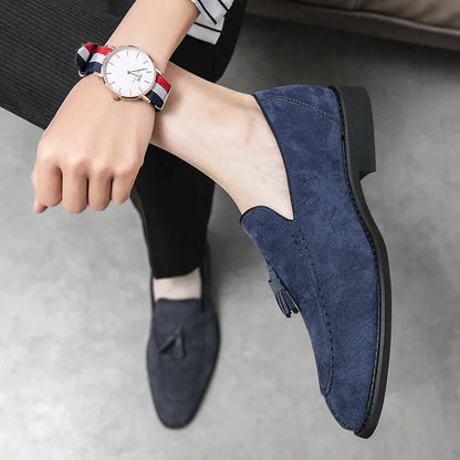 メンズローファー, タッセルローファー, ビジネスシューズ, 本革, 高級靴, フォーマル, 通気性, スリップオン, クラシックスタイル, ヨーロッパ製法, イギリス風, プレミアムシューズ, 紳士靴, 結婚式, パーティー靴, 高品質, 秋冬シューズ, オフィススタイル, 大人ファッション, 足元おしゃれ, 限定販売, 静音ソール, 滑り止め, 高評価, エレガント, プレゼント, ブランド靴, スエードローファー, 快適フィット, 高級感,
men's loafer, tassel loafer, suede shoes, formal shoes, office shoes, breathable, premium leather, slip-on shoes, british style, classic loafer, dress shoes, italian style, comfortable fit, goodyear welt, smart casual, elegant design, limited edition, durable outsole, soft lining, wedd